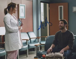 Skylar Astin autograph