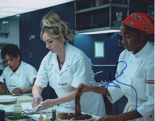 Abby Elliott autograph