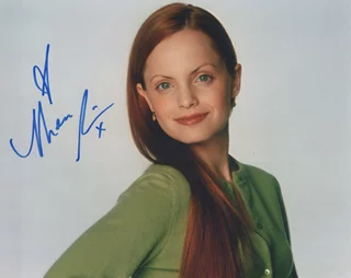 Mena Suvari autograph