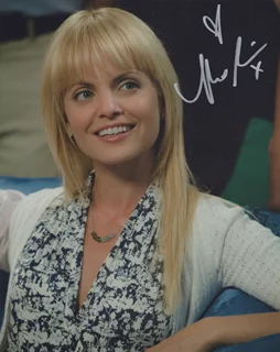 Mena Suvari autograph