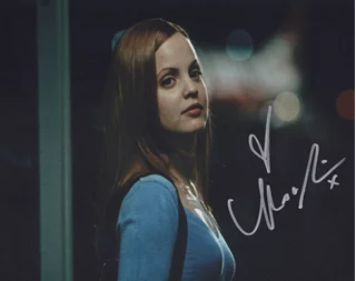 Mena Suvari autograph