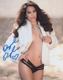 Raquel Pomplun autograph