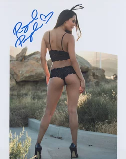 Raquel Pomplun autograph