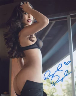 Raquel Pomplun autograph