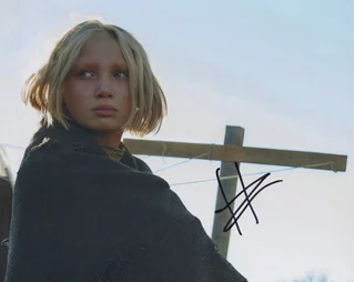 Helena Zengel autograph