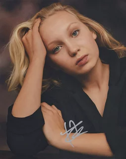 Helena Zengel autograph