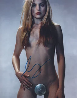 Mena Suvari autograph