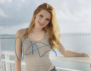 Bella Thorne autograph