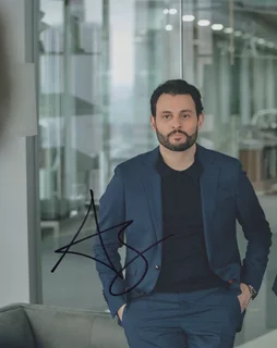 Arian Moayed autograph