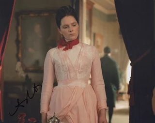 Amy Forsyth autograph