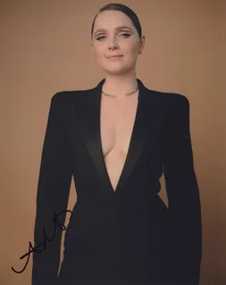 Amy Forsyth autograph