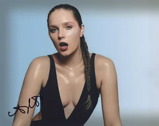 Amy Forsyth autograph