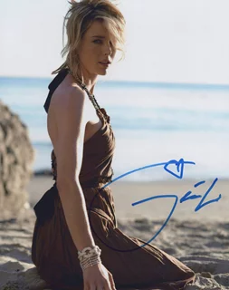 Tea Leoni autograph