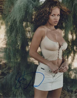 Leila Arcieri autograph