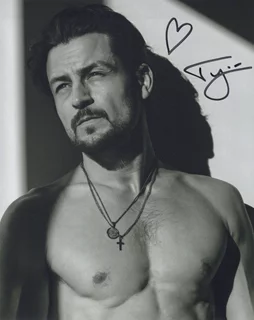 Tyler Hynes autograph