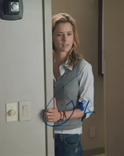 Tea Leoni autograph