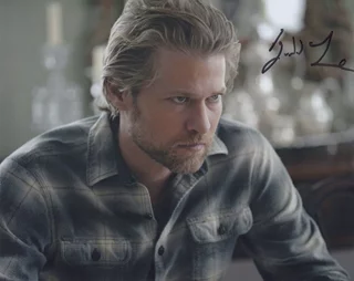 Todd Lowe autograph