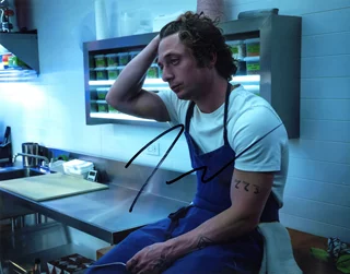 Jeremy Allen  White autograph