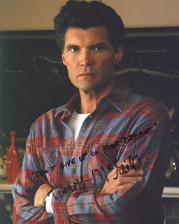Everett McGill autograph