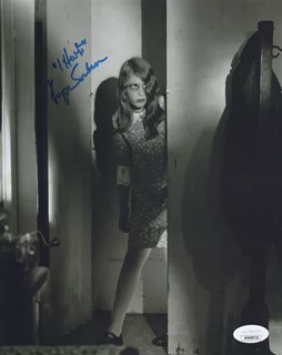 Kyra Schon autograph