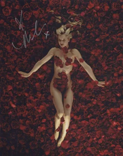 Mena Suvari autograph