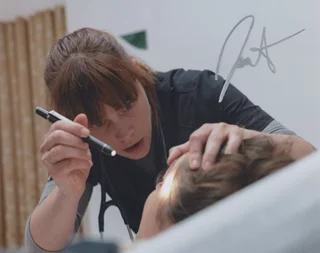 Fiona Dourif autograph