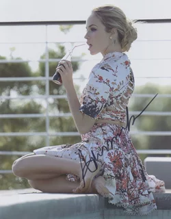 Alexis Knapp autograph