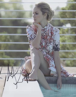 Alexis Knapp autograph