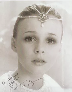 Tami Stronach autograph