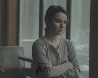 Kaitlyn Dever autograph