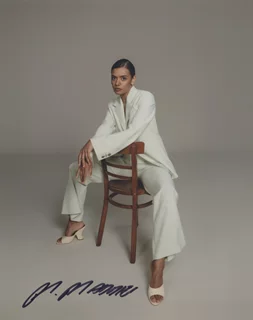 Madeleine Madden autograph