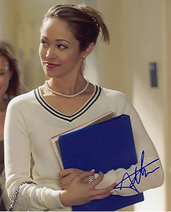 Autumn Reeser autograph