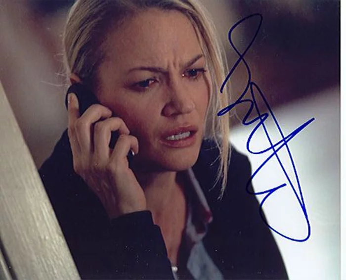 Sarah Wynter autograph