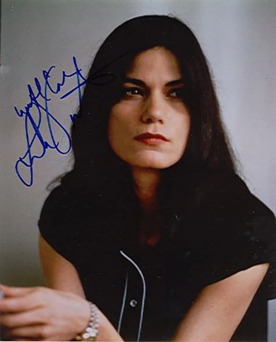 Linda Fiorentino autograph