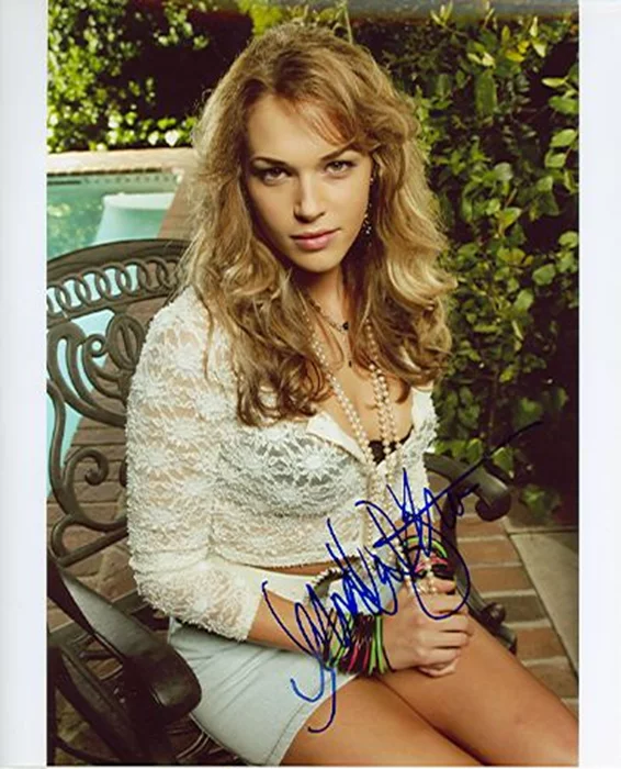 Amanda Righetti autograph