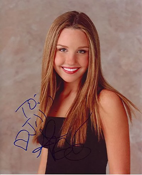 Amanda Bynes autograph