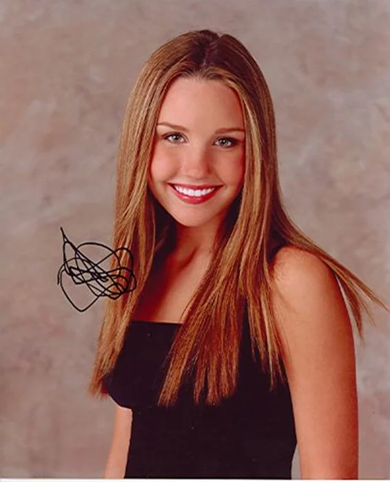 Amanda Bynes autograph