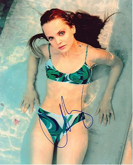 Mena Suvari autograph