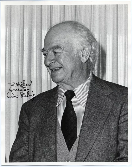 Linus Pauling autograph