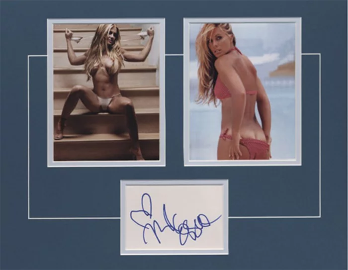 Nicole Eggert autograph