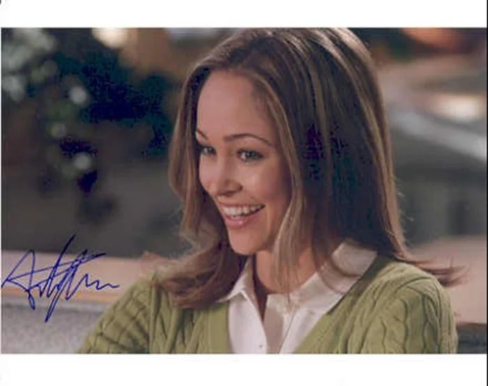 Autumn Reeser autograph