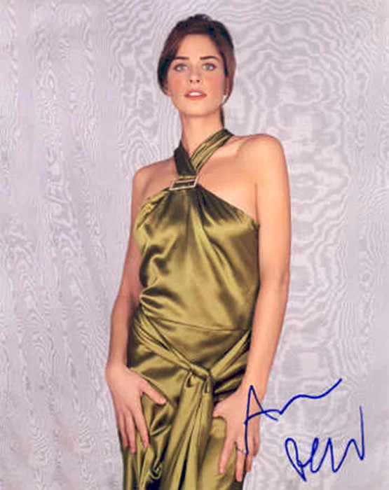 Amanda Peet autograph