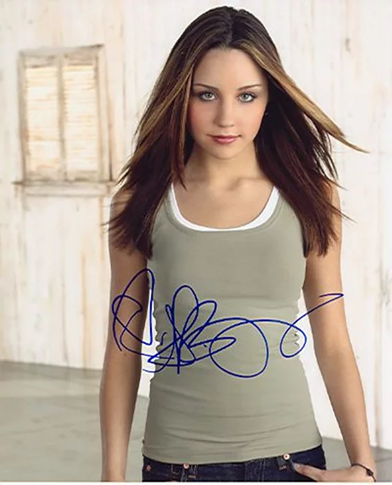 Amanda Bynes autograph