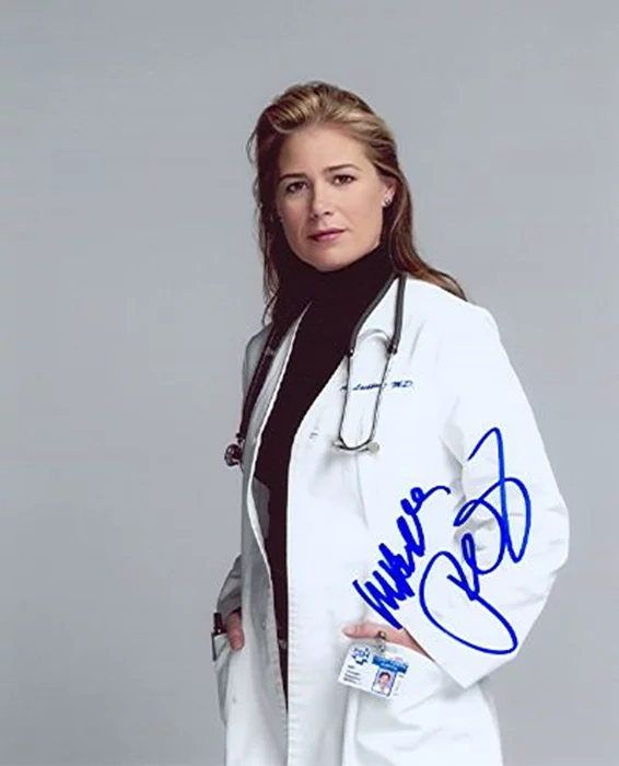 Maura Tierney autograph