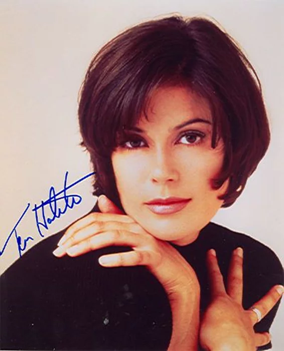 Teri Hatcher autograph