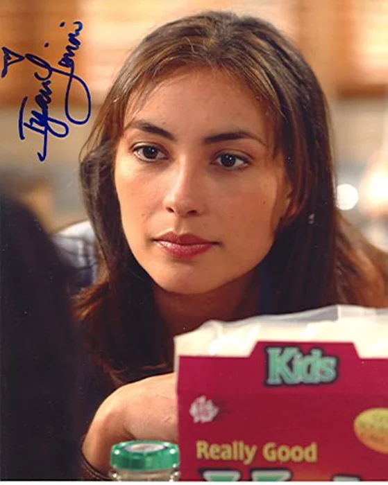 Iyari Limon autograph