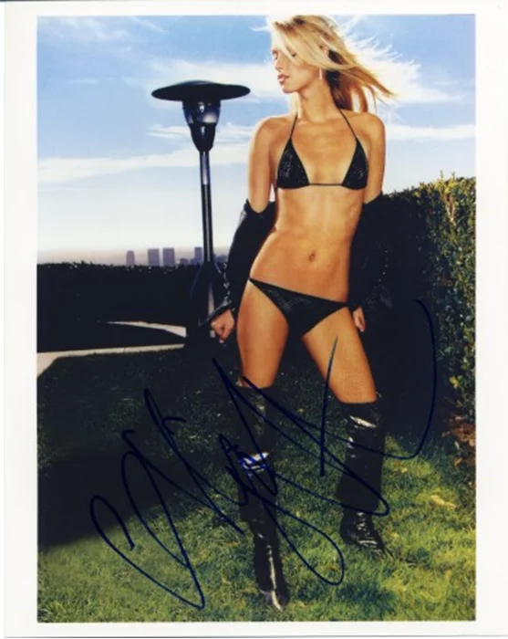 Nikki Hilton autograph