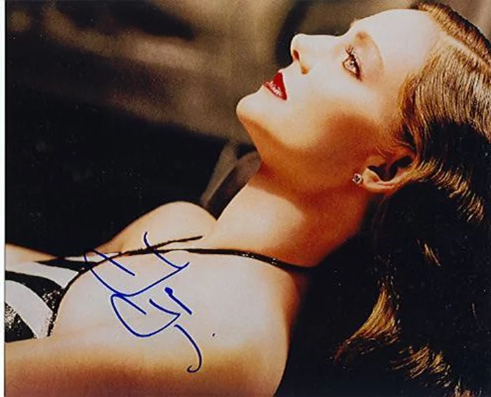 Laura Linney autograph