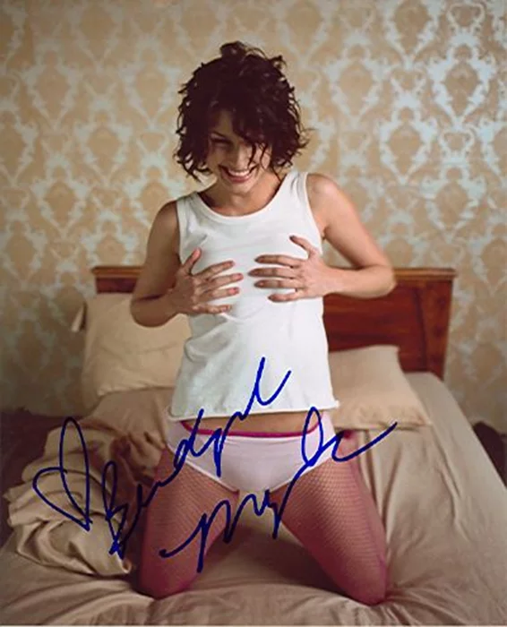 Bridget Moynahan autograph