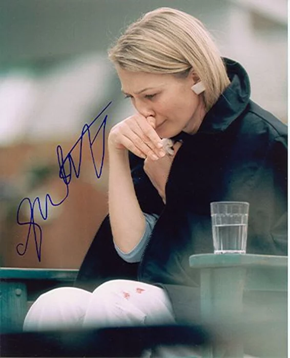 Sarah Wynter autograph